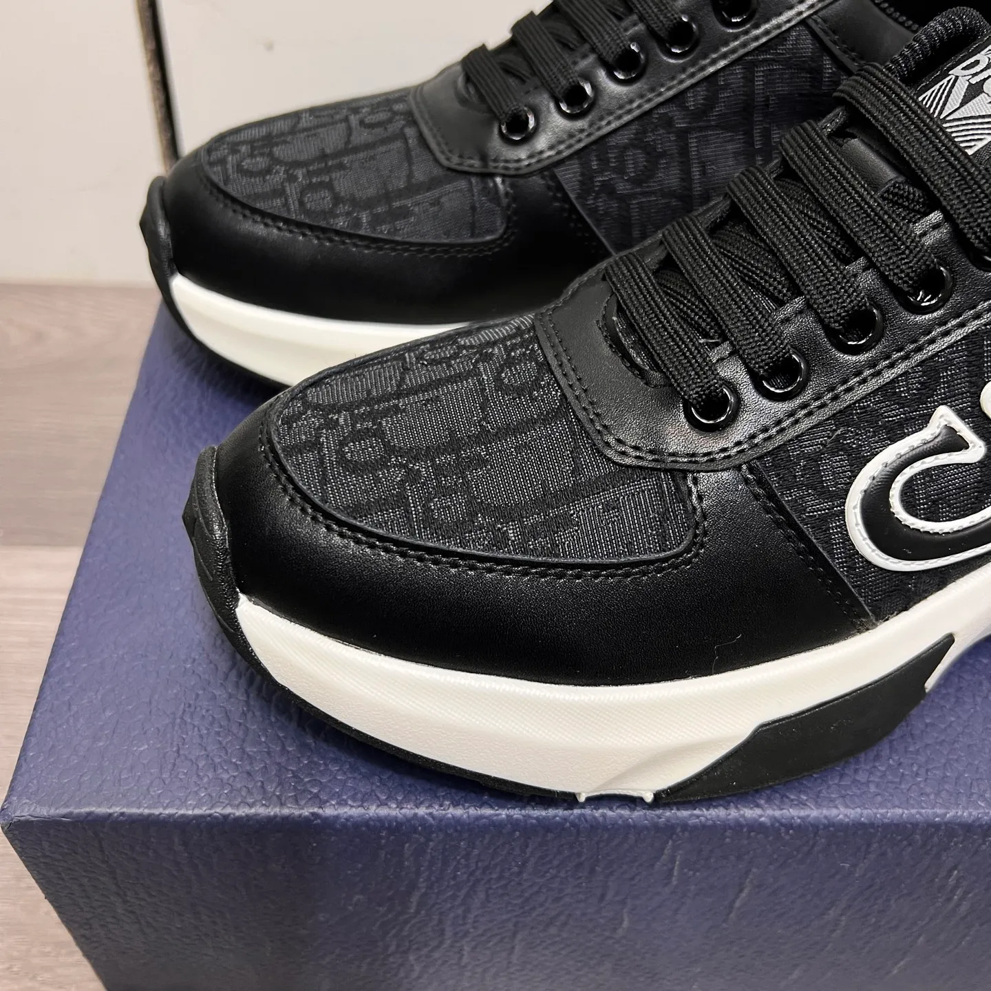 Factory price: 438💰Dior original quality.~ Unique modern style sneakers. 🏃A must-have casual shoe for trendy men😍😍 Imported cowhide fabric, sheepskin foot pads (refuse to discolor and grind feet) soles: Original soles specially provided by the original factory, French lazy style design ⚠️Fit to the feet, original quality, super comfortable original soles. Just like shooting the real thing 🎬The real thing is better, high-quality sneakers, size: 38-44 (45 and 46 can be customized)